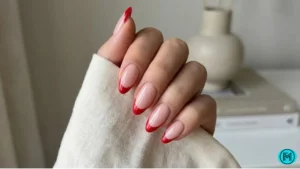 Minimalist nails with ultra-thin white French tips on natural nails.